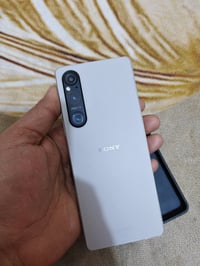 سوني 1 مارك 5 ذاكرة 256 رام 12 نظافة 100% وياه كفر ولاصق شاشة فقط بي ط...