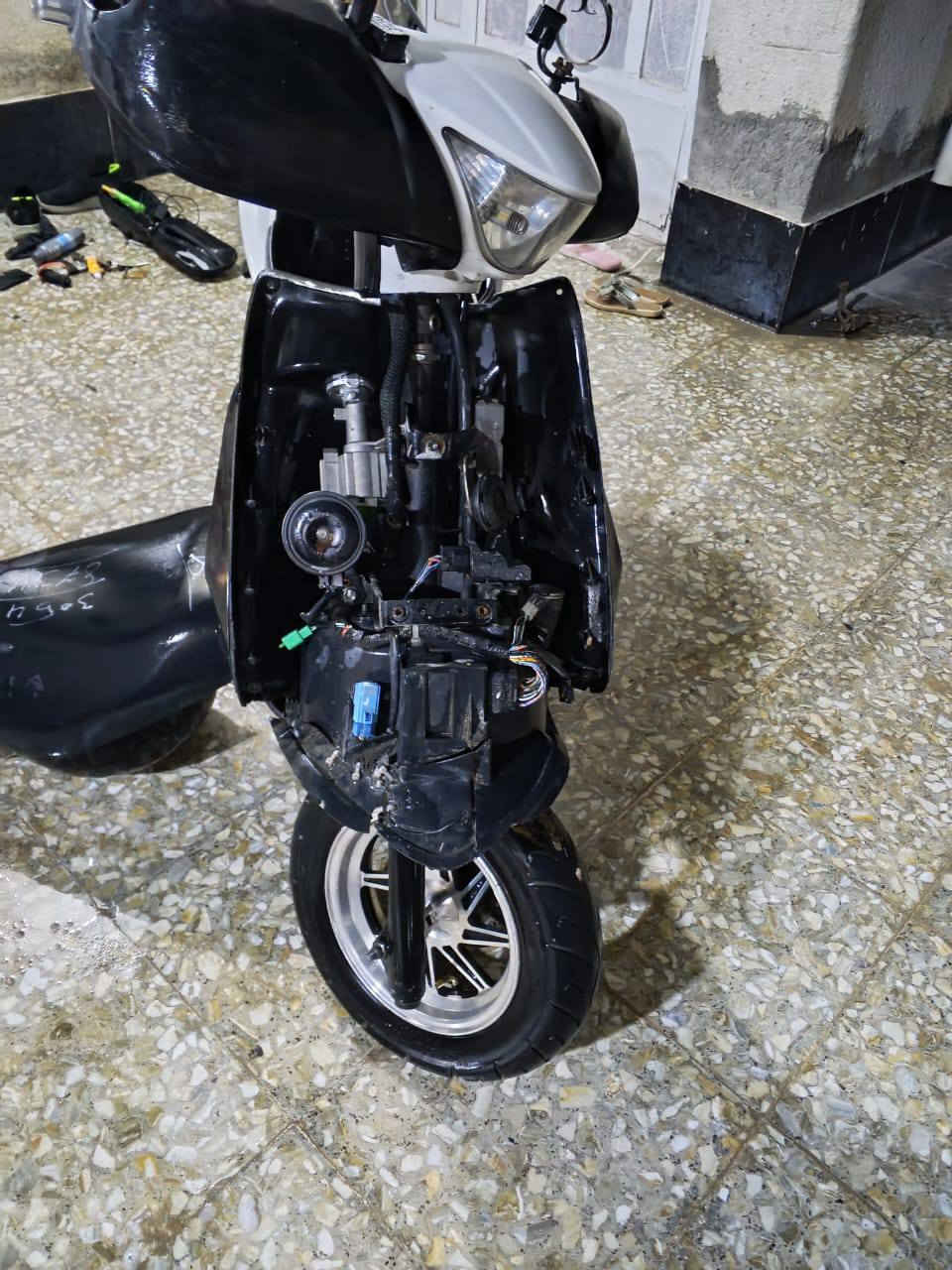 السلام عليكم دراجة ادرس 
ياباني مكفولة محرك ما عدة 
الكفر الامامي مكسور تخم تاير ويل نجمة جدد متوازي 
لسعر 650 وبيه مجال بسيط رقم ***********
كوت
