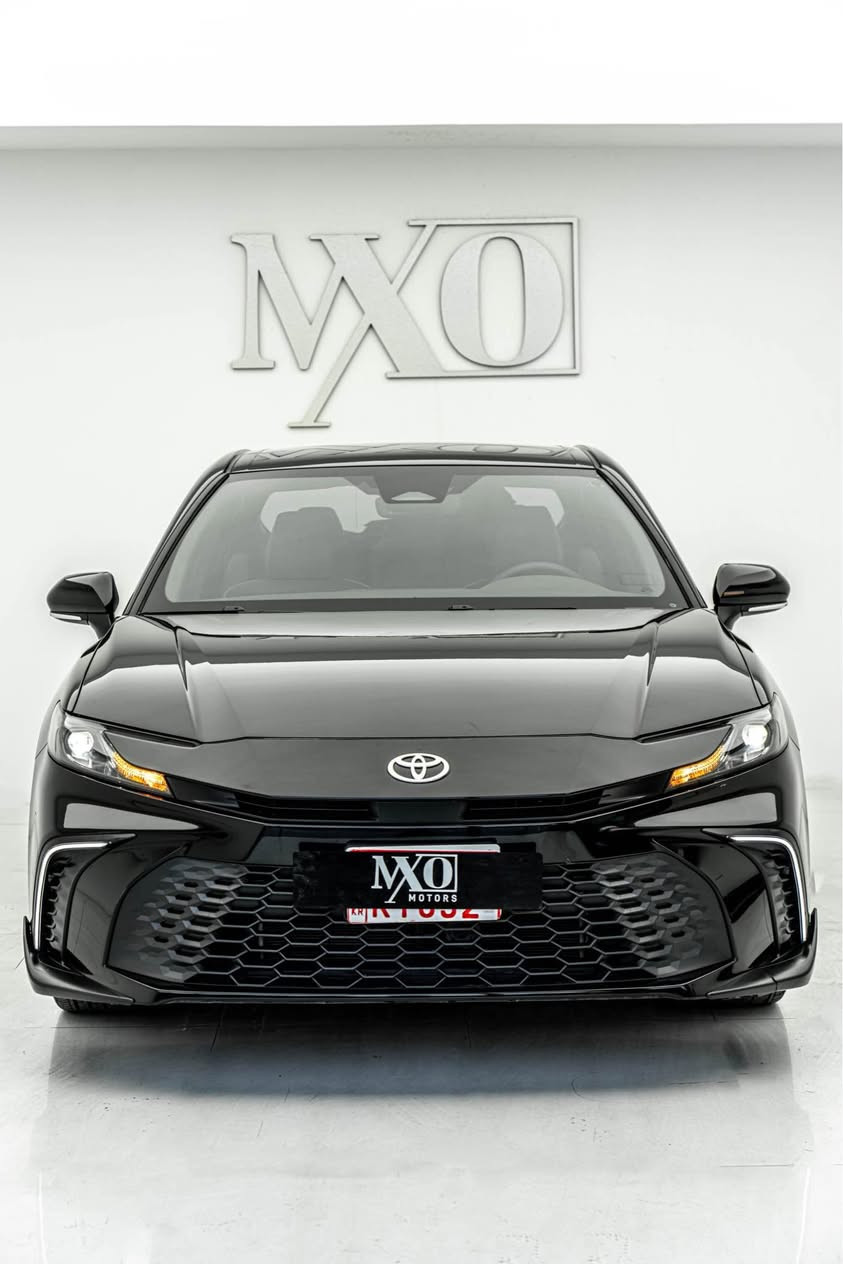 Toyota Camry 2025 SE
تويوتا كامري ٢٠٢٥
مواصفات SE شاشة كبيرة

مكينة ٤سلندر+هايبرد حجم ٢.٥لتر
ماشية 5,000 ميل و بحالة ممتازة 

السيارة بيها فقط تعديل بالجاملغ الخلفي بدون دواخل و ايرباك بدون صبغ نهائياً

رقم كاتي السيارة تترقم شمالي
سعر السيارة فقط 23,800$ دفترين و ثمانية و ثلاثين ورقة و بيها مجال للطيبين

السيارة موجودة ب دهوك ل اي استفسار اتصل علي الرقم
(***********) دهوك, العراق
