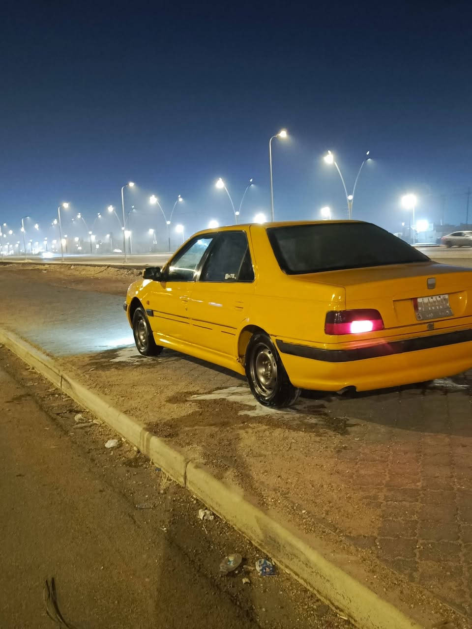 السلام عليكم شباب بيجو بارص للبيع موديل 2013 سيارة مصفره هيئة وغرامات حدادية تبريد مكينه وكير يخبلن لا تنقيص ولا تبخير والسيارة ما بيهه ضربه ما عدا الجاملغ الخلفي بي طخه خفيفة كلش  ترايك وين ما تريد تروح المكان البصرة الزبير بس عوزهه ترتيب كهربائيات من وره السيارة تخبل كنصبه تجي وتشوف بعينك للاستفسار اتصل *********** السعر 37 وبيهه مجال.
