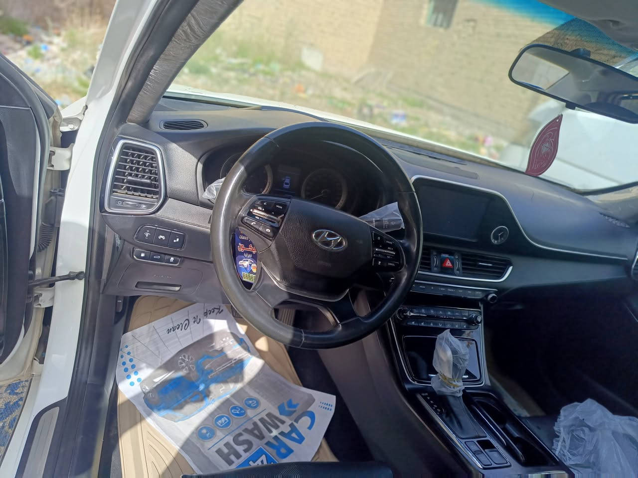 سلام عليكم اخوان للبيع ازيرا 2018 رقم بغداد
مواصفات 1--1 وموضحها بلتصوير 
ماشيا 116 
مكينه 6 سلندر بانزين
بيها قطعتين صبغ جاملغ ايمن وباب الصدر
مكاني بغداد وسعر السياره 155 وبيها مجال 
هاتف ***********
