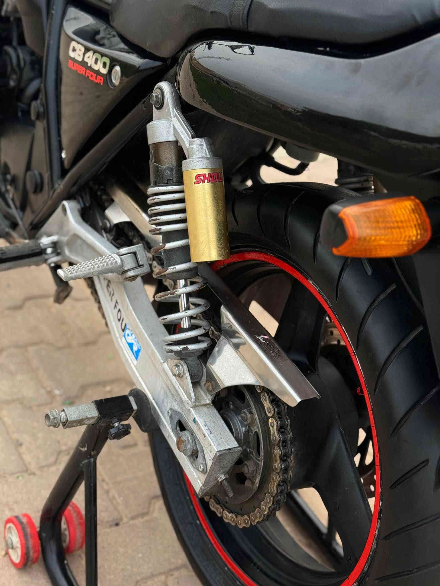 للبيع CB 400 جيل اول لوك لوك 
الي يدور جديد وبلكارتون دراجه كفاله عامه كير محرك كابريتر كله بشرط برغي ممفتوح تايرات وزنجيل ودهن وبلكات كله جديد تانكي كزازه ماشي قليل اوراق كامل بوجهك رقم شرط معدل جوى ١٨٠ كهربائيات كامل دراجه مال جناي مكاني كركوك سعرها ۱٥ ومجال للشراي اتصل وخادم للطيبين❤️
(( *********** )) كركوك
