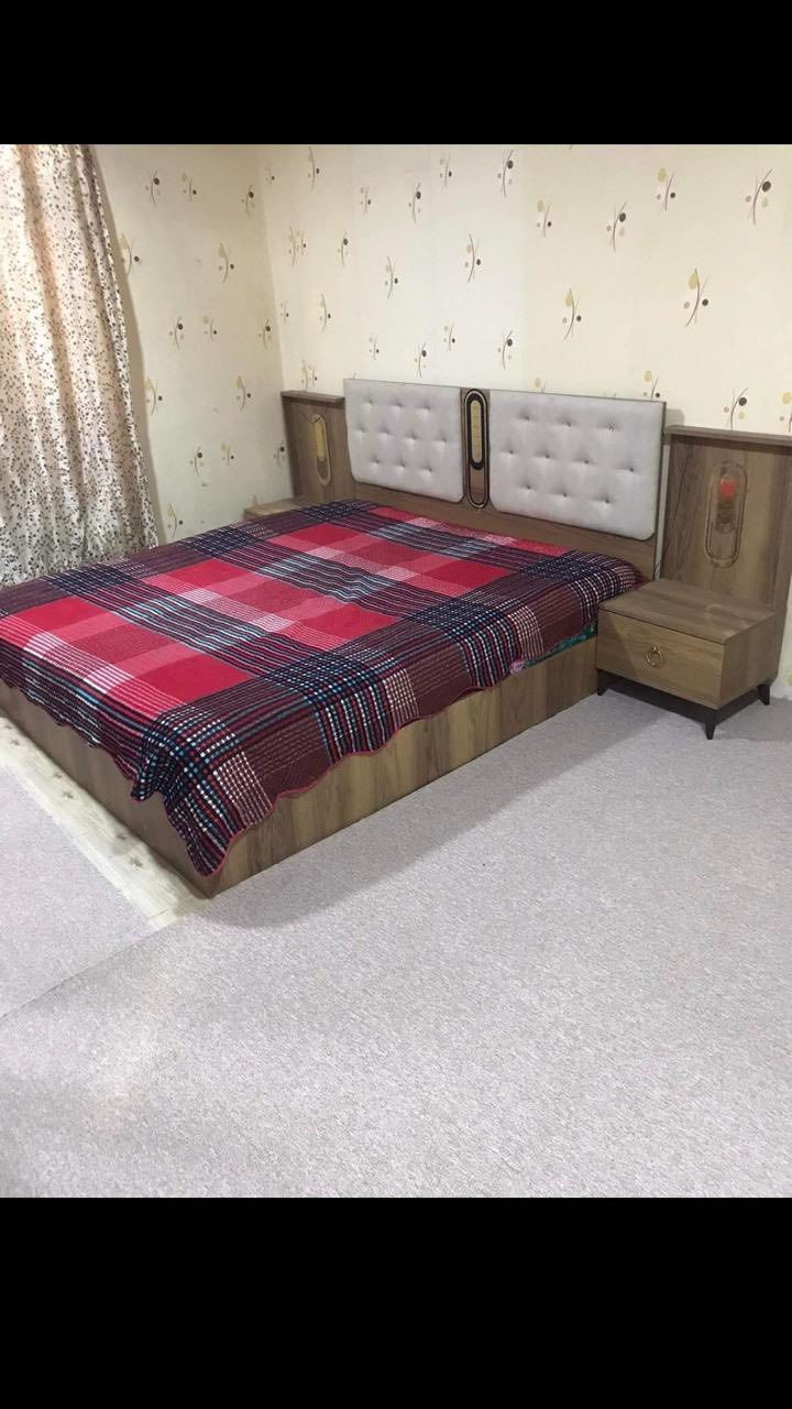 للبيع مساحة 130 متر طابق 1 يحتوي على غرفه وصاله ومطبخ وأستقبال ومجموعة صحيات داخليه وخارجيه
العنوان حي المكرمة منطقة ال10 الأف  خلف شارع الطاقة مباشر. السعر 130 مليون 
للأستفسار اكثر ***********
