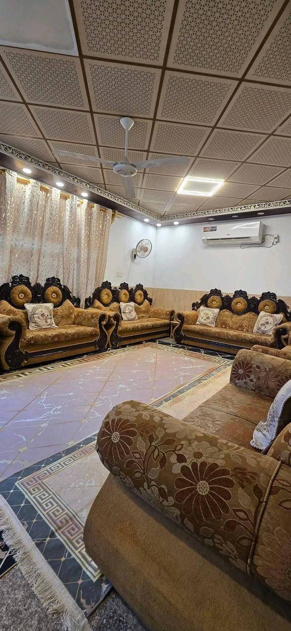 بيت للبيع بسيد اسماعيل طابقين أربع غرف نوم صالتين واستقبال ومطبخ وحديقه ودرج خارجي الطابق الثاني سند 25 المساحة 200 متر التواصل واتساب سعره 130 وبيه مجال
البيت على أي منطقة/حي بالضبط بسيد اسماعيل؟ وإذا ممكن تذكر أقرب معلم أو شارع حتى يكون الموقع أوضح للمشتري.: 
الفرع الرابع مخبز نور الهدئ
كم عدد الحمّامات والبرّادات/المغاسل والمخزن أو السرداب إذا موجود؟: 
حمامات منفصله  وغرفه سويت
الواجهة شنو اتجاهها؟ وعلى شارع رئيسي لو فرعي، وكم عرض الشارع تقريباً؟: 
فرعي  عرض الفرع 7متر
البيت بيه خدمات كاملة لو لا (ماء، كهرباء، مجاري)، وهل أكو شي ملاحظات أو شغل صيانة يحتاجه قبل السكن؟: 
خدمات كامله مي ومجاري و كهرباء وطني كل طابق نضام قاطع ومولده ذهبي