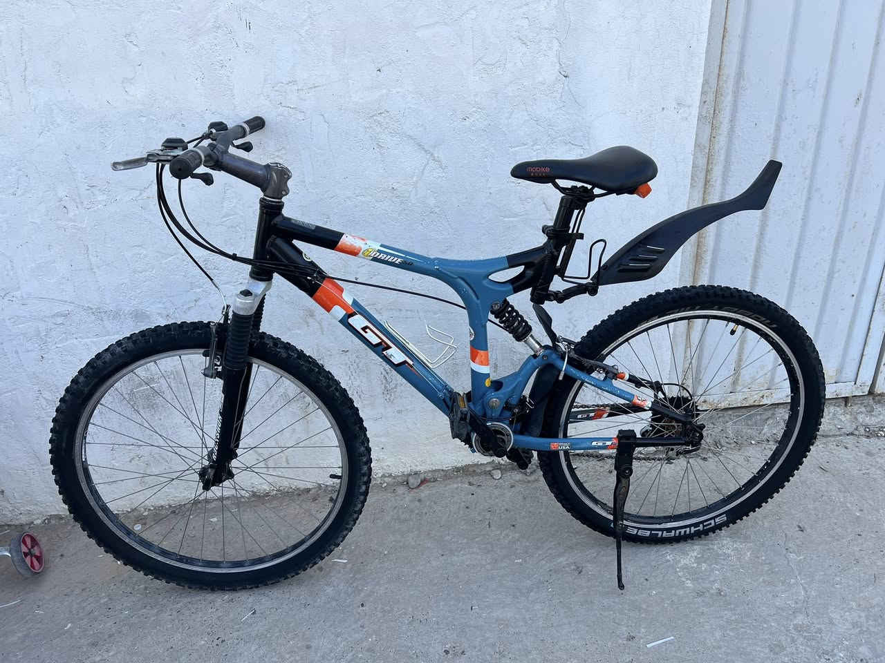 باسکیل امریکی
حجم٢٦ 
قیاس M
مارکە GT 
جسم المنیوم 
دبل امامی ROCK SHOX
  خلفی موجود STR
 سیتم shimano 
بایدرات بولبرین
تایر schwlbe
کشن -MOOLKE
 توصیل کل محافضات عیراق موجود 
عینوان /کلار -رزکار 
ژ.م/***********
