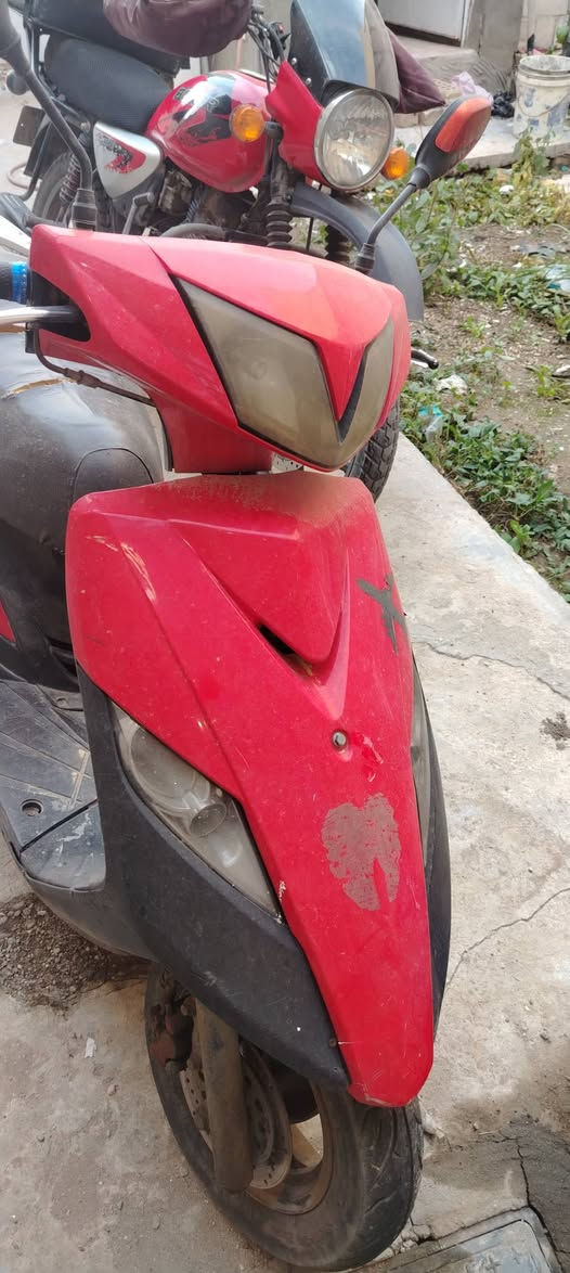 السلام عليكم حبايب دراجه نوزل للبيع بدون هندر بس سلف ومكينه خرسه ما ملعوب بيها نقصها لايت و كيج سرعه وكيج بانزين رايدها 425 مكاني بغداد حي الفرات ***********
