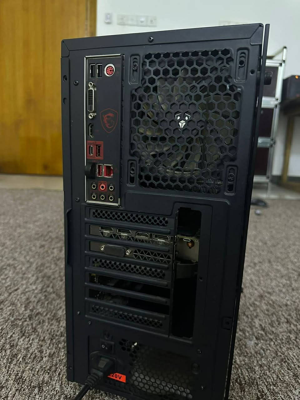 سلام عليكم تجميعه نظيفة وتشغل كل الالعاب بسلاسه كارت شاشه ب ٣ مراوح
 كسر سرعه معالج تكدر CPU : i5 9600k + cooler master fan
GPU : Zotac GTX 1080ti extreme Edition 11GB 
RAM : 16gb 2x8 3200HZ RGB
M.B : msi Z390 gaming plus
P.S : 750W RGB
HARD : 1tb + 256 SSD Kingston  
CASE : Sama
مكاني بغداد جميلة الأولى
تواصل واتس اب ***********
السعر 750الف
