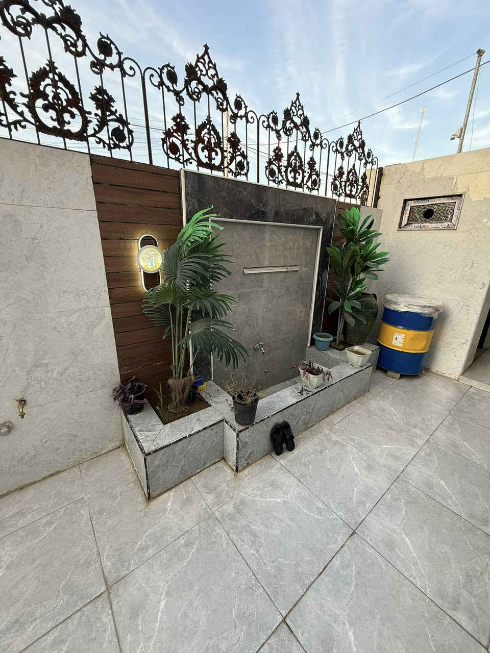 #عروض #مكتب #دانية # للعقار # 

#تجدون #كل #ماهوا #جديد #ومميز #لد #مكتب
🌟 فرصة مميزة لامتلاك بيت أحلامك! 

📍 الموقع: حي التعليم العالي_ مجمع النور السگني 
📐 المساحة: [240] م²
🏛️ الواجهة: [12] متر] 
🛏️ عدد الغرف: [5] غرفة نوم 
🚿 عدد الحمامات: [3] حمام
🛋️ تفاصيل إضافية:
▫️ صالة واسعة
▫️ مطبخ [حار+بارد]
▫️ / كراج / سطح
▫️ نوع البناء: [حديث]

🏗️ عدد الطوابق: [ طابقين]
📶 الخدمات:
✔️ ماء حلو دائم
✔️ كهرباء وطنية

💰 السعر يذكر عنده الاتصال او مرجعة المكتب 

🔴الكائن سايدن التعليم العالي قرب مجمع الغزل
      مرجعه # مكتب # دانية # للعقار#
🔴نستقبل كافة العروض العقارية في مناطق الموصل 

🔴سكني تجاري زراعي 

📞 للاستفسار والمعاينة]
***********📲 
📲*********** 
#حي #الملايين #الاولى #الملايين #الثانيه 

#دار #للبيع #بيت #للبيع
