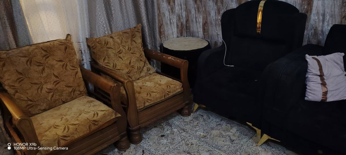 للبيع 9 مقاعد ويا كرسين خشب واضح بل صوره نضيف اي كسر مابي الموقع بغداد مدينة الصدر الاستفسار خاص 👍


**إذا كنت صاحب هذا الإعلان وتريد حذفه لأي سبب، رجاءا أرسل رسالة إلى الدعم الفني**