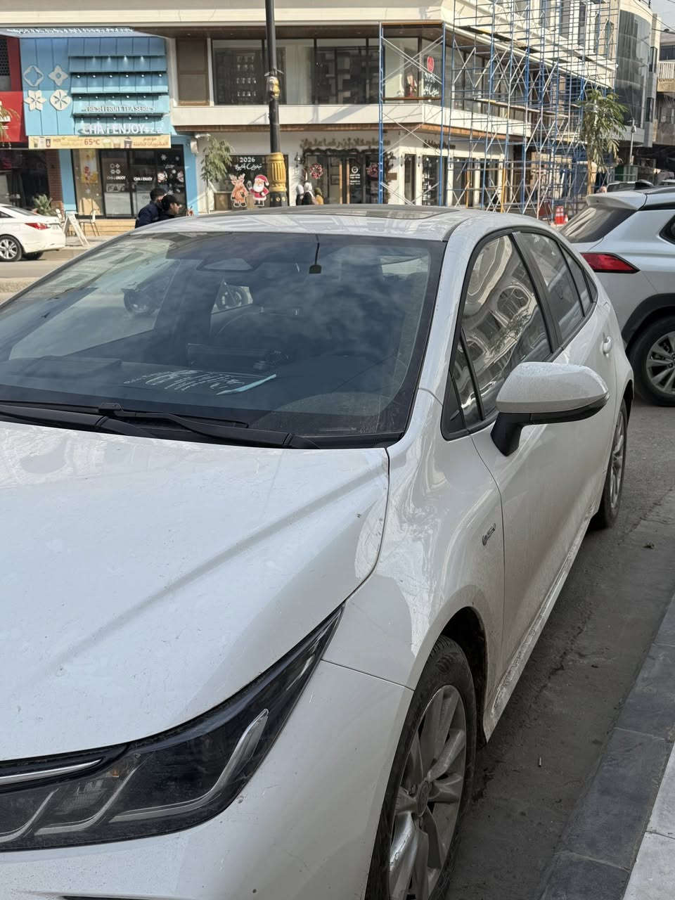 السلام عليكم 
كورلا 2025 هايبرد الشكل الخليجي 
محرك 1800 
كشنات جلد 
فتحة سقف 
تحديد مسار 
لايتات زنون 
بصمة 
تبريد خلفي 
***********
