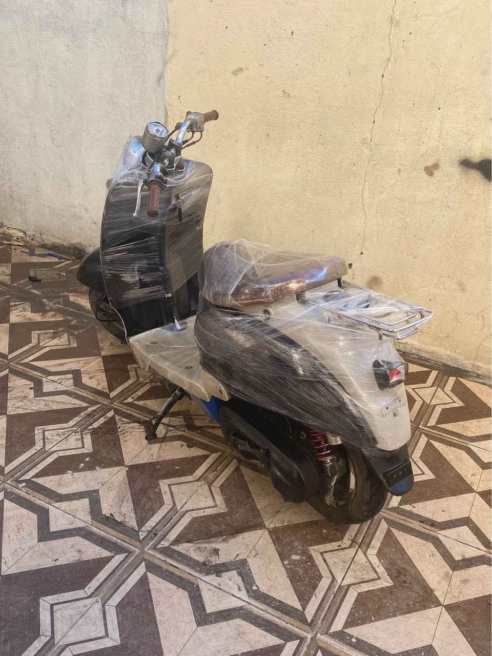 دراجة عبد الحليم حلوة مشيها حلو وشلعتها زينه مكينه مامجفتها وتجي وتفحص صوتها ناعم   لايت وشاير امامي شغالات قفال ستيرن وقفال سرج نضافة شوفت عينكم نقصها فقط باتري وتريشة اليمنة سعر290  بصره قبله رقمي *********** البصرة, العراق
