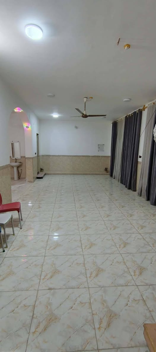 سلام عليكم دار للبيع 
مساحه 300
يتكون من 
1استقبال 7*4
2صاله خارجية 9*5
3صاله داخليه 7*6
4 عرفه نوم 4*4
5مطبخ 8*3
مجموعه صحيات  داخليه  خارجية 
_________________________________
الطابق الثاني
1صاله 9*5
2مطبخ3*3
3 غرفه 4*5
4غرفه 7*4
5غرفه 8*4
صحيات 
موقع المنزل حي العسكري فرع احمد التبي 
للاستفسار -***********----***********
