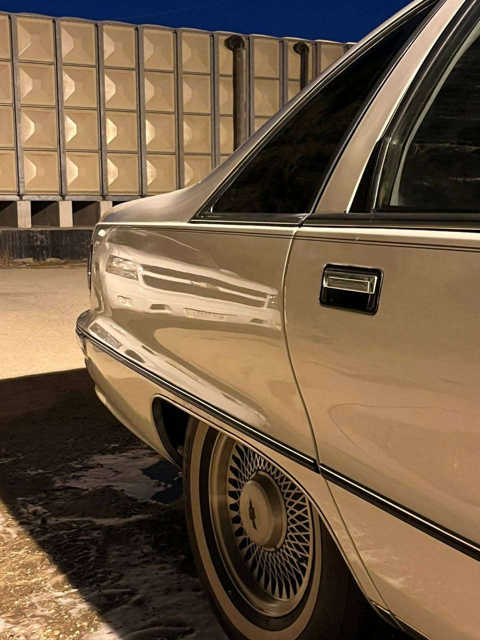 السلام عليكم شلونهم الشباب 
للبيع دولفين موديل ١٩٩٢ مكينه ٣٠٥ 
السيارة ماشية ٢٧٠ الف كيلو خليجيه 
مصبوغه عام للجماليه بدون ضربه بدون معجون كفالة شواصي لغود كهربائيات 
شباب السيارة بأسمي تحويل ثاني يوم رقم بصره مكاني البصرة الجبيلة 
السيارة كهربائياتها كلها شغاله حتى تحكمات الكشنات شغاله   
المكينة بيها تبخير خفيف ونشطه بشكل وانا مسافر بيها وناعمة وما عليها اي شي
عليها سستم صوت 
تخم تاير جديد خط ابيض 
حدادة جديدة 
گير جديد
كشنات جلد بلاد 
تبريد تدفئة شغال 
محولة فانات 
السيارة كلش نضيفه ما بيها خياس بالبدي عدا مكان واحد بس بيه شي قليل 
سنتر لوك ريمونت 
السيارة جاهزة ومال جناي وسفر وكاملة ع اخر شي ومصروف عليها هواي وماكو اختها بهيج موديل 
السعر ٧٠ وبيه شي قليل للشراي والجناي الشراي يتصل ويدلل 
رقمي ***********
