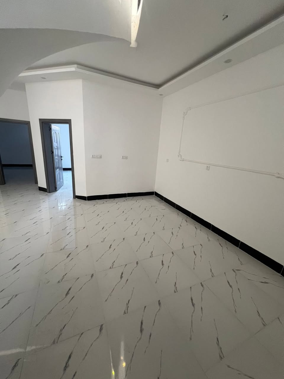 دار للبيع القادسيه حي الشهداء
مساحه الدار 146 متر /الواجه 7.20 والنزال 20 متر 

الدار ع شارع 12 متر وقريب جدا من مدرسة المستنصريه موقعه جدا مميز 

 يتكون الدار مطبخ و 4 غرف نوم واستقبال وصاله وسطيه 3  مجامع صحيه 

نضام الصحيات دفن شغل درجه اولى
گراج واسع وخارطه مرتبه 

للاستفسار الاتصال ع الرقم 

***********
