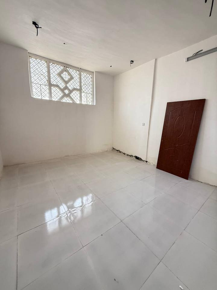 � للبيع بيت مميز في الكوت – الجمعية
📍 الموقع: الكوت – منطقة الجمعية – قرب حديقة السيسبان – على الشارع العريض
🏠 المساحة: 100 متر 

✅ تفاصيل البيت:

 • الطابق الأول: طرمة كبيرة – استقبال واسعة – هول كبير – غرفة نوم – مطبخ حار خارجي – خدمات خارجية
 • الطابق الثاني: غرفتين نوم كبار – حولي 
الطابق الثالث بيتونه وسطحين 

✅ مميزات الموقع:

 • شارع عريض جداً ورصيف واسع
 • مقابل البيت مدرسة وحوله 4 مدارس أخرى
 • قرب حديقة السيسبان
 • قريب جداً من محطة غاز ومحطة ماء
 • قريب من الأسواق والخدمات الرئيسية

🔑 البيت ملك صرف وجاهز للبيع فوراً

📞 للاستفسار والتواصل: ***********

البيت مجدد بالكامل – ترميم جديد – كلشي بي جديد وشغل متعوب علي
