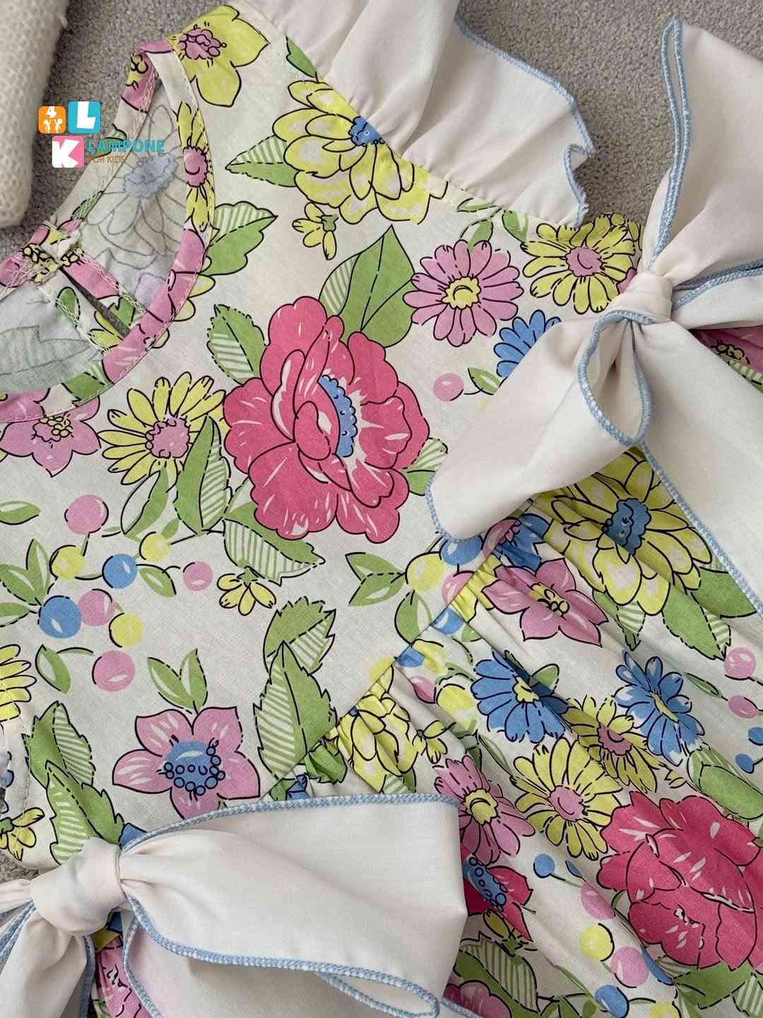 فستان بناتي ناعم بطبعات الورود الملونة 🌸
قطعة واحدة بتصميم أنثوي أنيق ومميز

✨ تفاصيل مميزة:
• طبعات ورود ملونة بتفاصيل مبهجة وناعمة
• أكمام بكشاكش أنيقة تضيف لمسة رقيقة
• فيونكات جانبية كبيرة بلون أوف وايت 🤍
• قماش خفيف ومريح مناسب للأطفال
• قصة واسعة ومريحة للحركة واللعب
• تصميم مثالي للزيارات، المناسبات والتصوير 📸

العمر: من 2 - 7 سنوات
السعر: 16,000 د.ع

لأن تفاصيل الورود الصغيرة تصنع أجمل الإطلالات 🌸
#explore #iraq #اناقة #فستان #بنات


**إذا كنت صاحب هذا الإعلان وتريد حذفه لأي سبب، رجاءا أرسل رسالة إلى الدعم الفني**