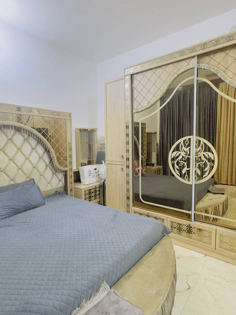 غرفه نوم للبيع
السعر ٩٥٠ 
مكاني حي الشهداء
***********
