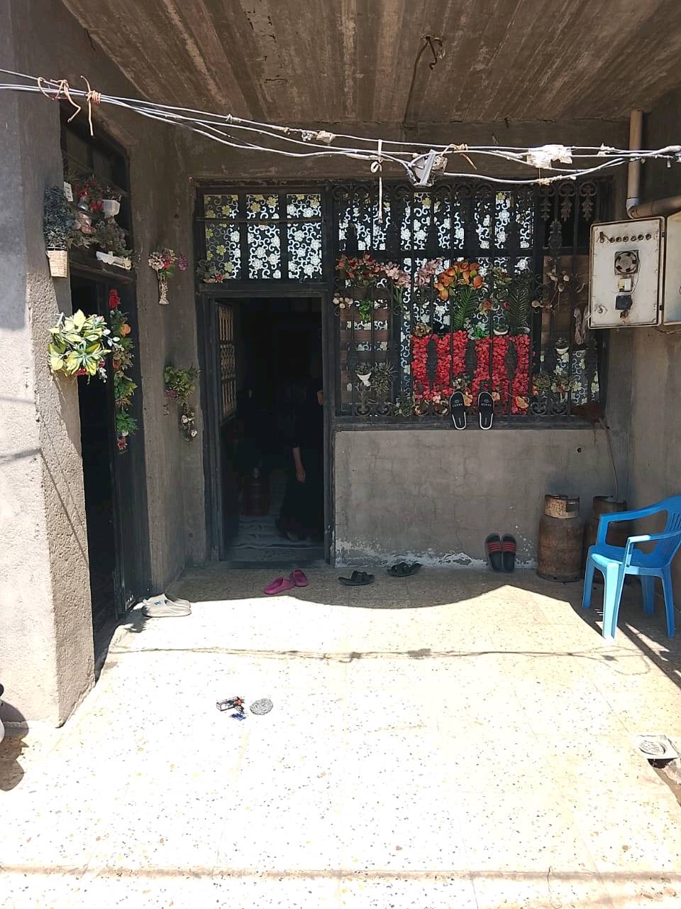 بيت 150 متر 
ركن ع شارع 
صب
مكاتبة دلال 
طابق واحد 
 بغداد /حي طارق/ شارع المدارس للاخير 
خدمات كاملة 
بناء جديد 
الموجود داخل البيت ( تاتكي ماء _ سخان) 
النواقص فقط كاشي 
واتساب ***********