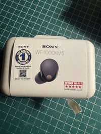 للبيع سماعات سوني wf-1000xm5 احدث بودز سوني بالسوك. السماعة نظيفة وادا...