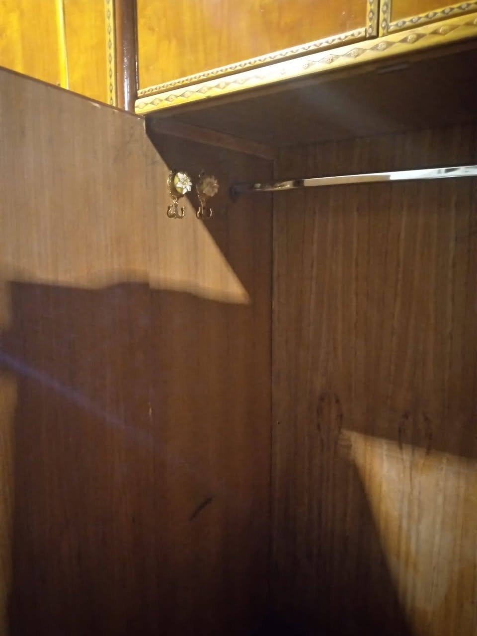 كنتور ابو ٦طابقين تسكام اخو جديد الطول ٣٦٥ سنتيم الارتفاع مترتين ٥٠ سنتيم سعر مع شد ٣٧٥ بيه مجال لشراي  عنوان حي عامل منطقه ثانيه رقمي *********** محمد نجار
