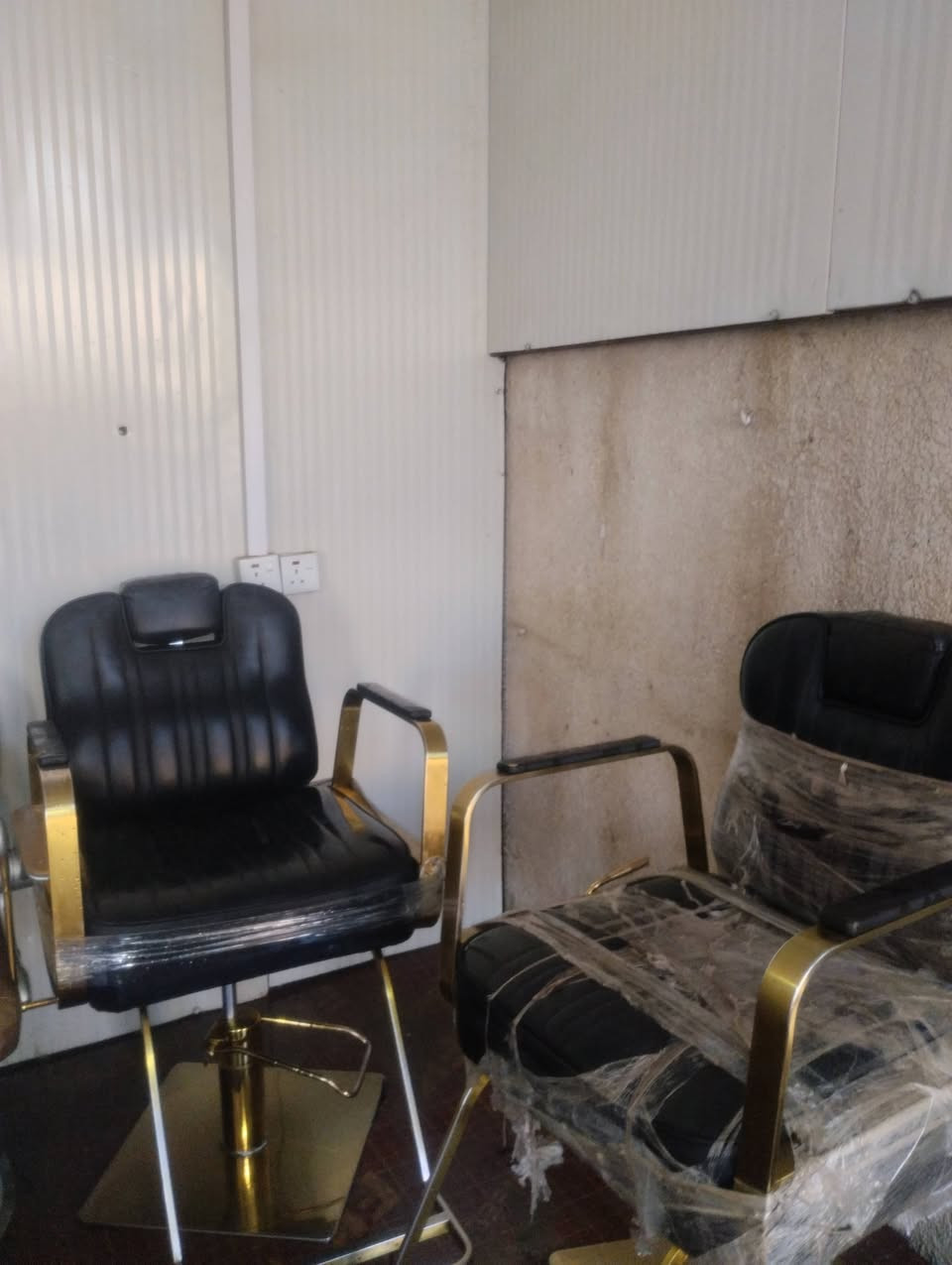 غراض حلاقه للبيع 3كراسي نضيف +سيت 4قطع رف وميز  +ومرياه وعربان سعرهن 450 كلهن وبي مجال واتساب ***********
