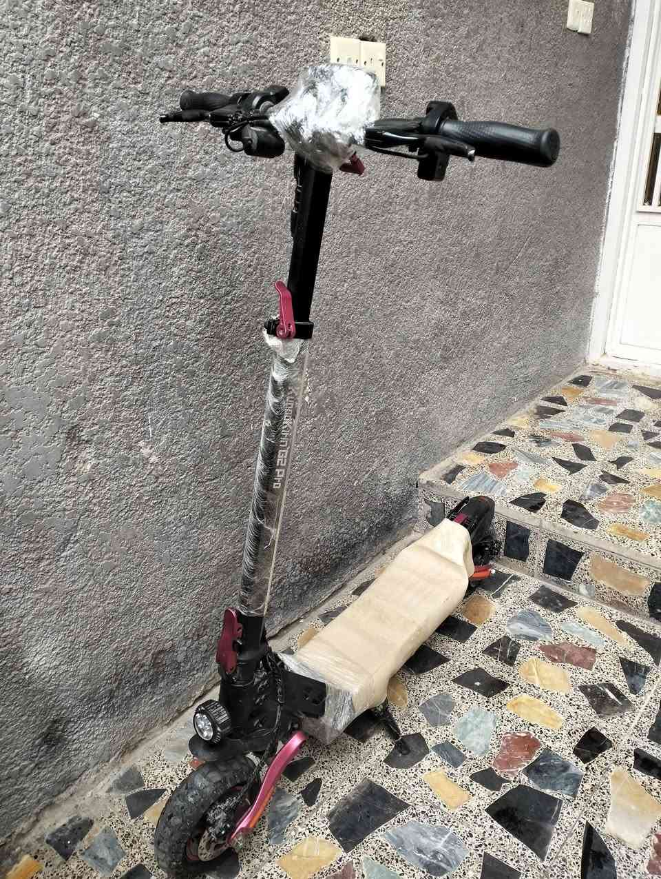 سكوتر للبيع🛑🛴🛑🛴
سكوتر 
 KUGOOKIRIN G2PRO  الروسي  للبيع نضيف جدا 
سكوتر بطاريته ليثيوم المحرك يصل  "Brushless" بقوة 600 واط السرعة القصوى: تصل إلى 55كم/ساعة، حقيقي إمكانية التنقل بين 3 أوضاع للسرعة (15، 30، 55 كم/ساعة
البطارية: بسعة 48V 15Ah، وتمنحك مدى قيادة يصل إلى 55 - 58 كم في الشحنة الواحدة (حسب الوزن وظروف الطريق).الإضاءة: نظام إضاءة متكامل يشمل 6 مصابيح (أمامية، جانبية، وخلفية مع إشارات انعطاف) لضمان الرؤية الليلية.
الشاشة: شاشة LED ذكية تعرض السرعة، مستوى البطارية، والمسافة المقطوعة بوضوح حتى تحت أشعة الشمس 
ويجي وياها مقعد اذا تريد اشده (حسب ختيارك) سكوتر قوي قوي بمعنى الكلمه ينافس السوك 
السعر على الخاص 
واتس اب 
(***********)∆•••••∆
