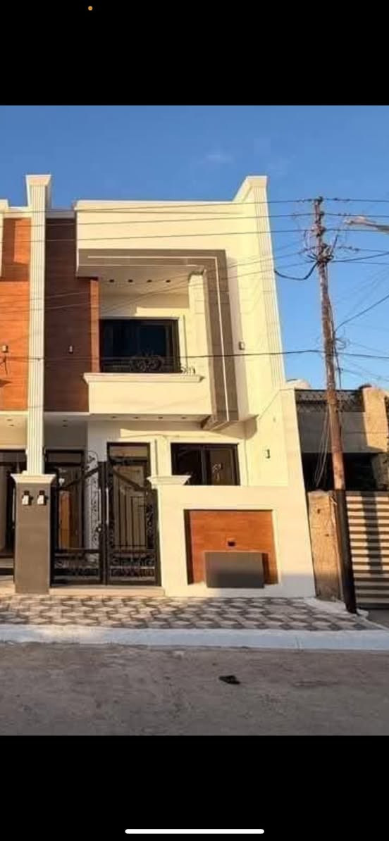 سلام عليكم بيت 100 متر للبيع سعر مناسب 
يحتوي البيت عل استقبال +حولي مفتوح عل استقبال 
+مطبخ +خدمات داخل وخارج +غرفه نوم 
طابق الثاني 3 نوم +خدمات 
البيت هيكل حاليا تريده هيج تريده كامل حت سستم كامرات امسس كهرباء كامله مي كامل مجاري كامله كل اسسات كامله 
موقع البيت شارع تجاري يعني مستقبل يصير بي محل شارع الوازات الشهداء 
للاستفسار ***********
ملاحظه هاي صوره مخليه إذا تريد تستلم مفتاح
