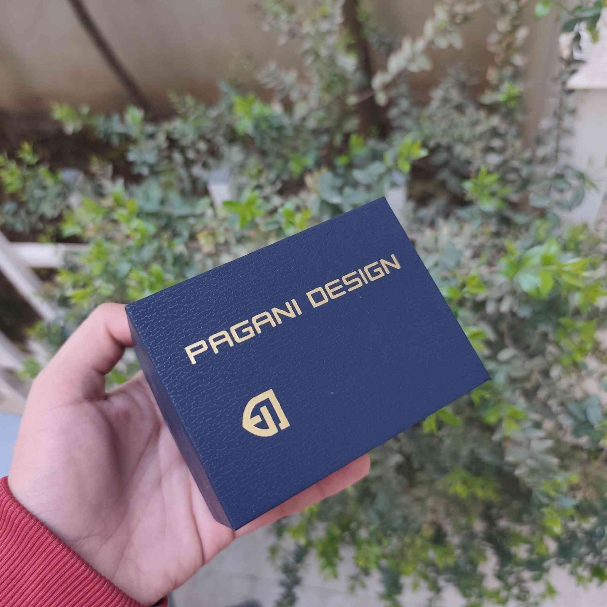 Pagani Design PD-1667 ساعة ماركة باكاني دزاين اصلية
(الصور خاصة بالساعة اني مصورها)
جديدة لوك  متوفر اكثر من قطعة (السعر اذا اكثر من قطعة يفرق)
ساعة اسطورية حرفياً 
أبرز مواصفات الساعة:
الماكنة (الحركة): ماكنة الساعة يابانية أوتوماتيكية من سيكو Seiko NH35 المعروفة بدقتها وموثوقيتها
المواد والتصميم:
الهيكل: مصنوع من الستانلس ستيل (الفولاذ المقاوم للصدأ) بقطر يبلغ 42 ملم وقفل بحري
الإطار: إطار سيراميك دوار باتجاه واحد مع رنك دوار 
الزجاج: كريستال ياقوتي (Sapphire Crystal) مقاوم للخدش.
المقاومة للماء: مقاومة للماء حتى عمق 100 متر (10 بار)، 
مينا وعقارب مضيئة (Luminous) لسهولة القراءة في الظلام، مع نافذة لعرض التاريخ. 
(متوفر فيديو للساعة)
متوفر توصيل لكل العراق 🇮🇶


**إذا كنت صاحب هذا الإعلان وتريد حذفه لأي سبب، رجاءا أرسل رسالة إلى الدعم الفني**