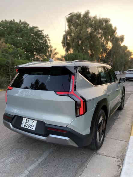 السلام عليكم 
(((   بيع او مراوس  )))
كيا EV9 2024 كهرباء بل كامل
//دبل ماطور AWD //
///تمشي بل شحنة 600 كيلو  ///
بطارية بحجم 100 كيلو واط 
فول موصفات 1/1 عدا الفتحة 
السيارة 7 راكب//// 470 حصان🚀////
ماشية6 الف كيلو 
احدث سيارات كيا داخل جلد لونين
كشنات كهرباء وتدفئة وتبريد ستيرن هزاز
شاشة كبيرة متصلة احدث اصدار 
بصمة اصبع صندوق كهرباء يدات 
كهرباء لايت امامي ماتركس متكيف 
مع الطريق شاحن لاسلكي تكيف خلفي 
منفصل العزل داخل السيارة رهيب 
 السياره مرقم بغداد بسمي
السياره بحالة الوكاله
///// صور الحادث على الواتساب ////
صبغ فقط قطعتين جاملغ وبنيد 
ايرباك ستيرن فقط مبدل اصلي 
رادرات امامي خلفي جانبي حساس امامي خلفي وباقي الموصفات المعروفة مكان السيارة بغداد اليرموك
سعر: 310 ورقة وبي مجال بيع او مراوس ***********
