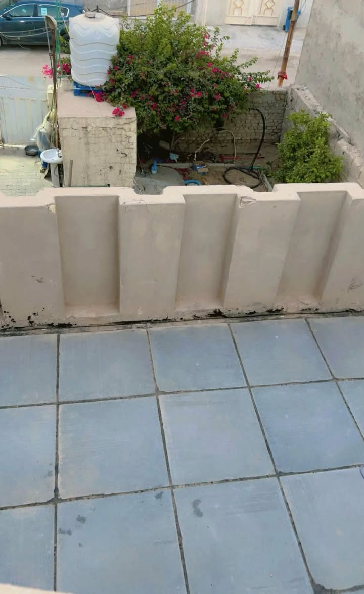 اللهم صل على محمد وال محمد
السلام عليكم /بيت طابو ملك صرف

الكمالية / حي الزهراء / شارع المصرف / قرب ام محمد القابلة بالفرع بصف الركن
عرض الشارع عشرة متر

البيت بأسم شخص واحد

تفاصيل البيت

مسلح طابقين

المساحة الكلية ٢٠٢ ونص

الواجهة ٩ متر و  ٢٥ سم 
النزال ٢٢ونص متر

الطابق الارضي

كراج + حديقة + مدخل + استقبال + هول + صالة + غرفة + مطبخ + صحيات

الطابق الثاني

غرفتين نوم + صحيات

البيت بي ترك جانبي وخلفي

السطح شتايكر جديد قبل شهر كمل

السعر ٢١٥ وبي مجال

رقم صاحب العقار

***********
