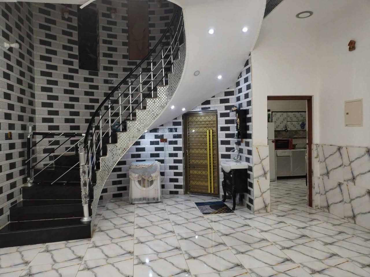 #بيت_للبيع في حي الكرامة، نهاية شارع العيادة إلى حي التضحية، الفرع الخامس عن شارع 60 الي بنهاية شارع العيادة..
#المواصفات:
- مساحة البيت: 200م طابو صرف... 
- طابق واحد بناء حديث درجة أولى..
- سنة البناء 2020
- يتكون من: غرفتين، صالة كبيرة، صالة صغيرة، ديوانية كبيرة، مطبخ حار وبارد، صحيات داخلية وخارجية، مناور اثنين، كراج، السطح شتايكر.. 
- شارع البيت: 10م
- جميع الخدمات متوفرة: ماء، كهرباء، مجاري، اسواق، مدارس ابتدائية ومتوسطة.
#السعر: 190 مليون
#مطلوب: 20 مليون للإسكان
#ينزلن من سعر البيت للي عنده كفيل ويريد يسدد ال 20 مليون للإسكان التسديد الشهري للإسكان 175 الف.
#للتواصل: خاص أو اتصال على الرقم *********** (يتوفر واتساب على نفس الرقم)."
