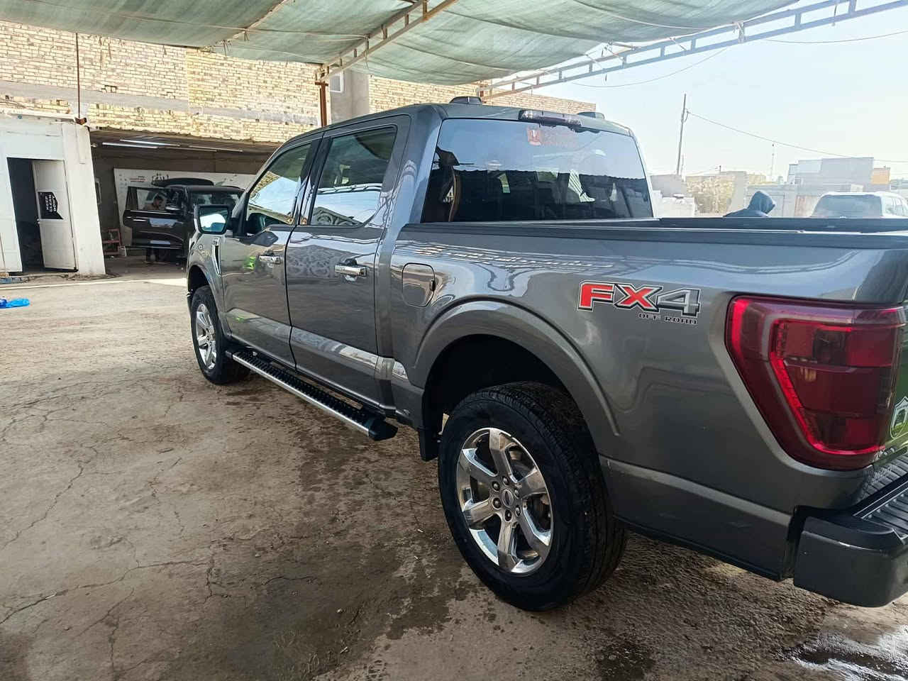 سياره فورد F150  
فىه السيارات XLT 
سعة المحرك 5000 
عدد الأسطوانات V8 
بقدرة حوالي 400 حصان 
ناقل حركه اوتماتيك 10  نمر 
كير تعليك 

وتتميز بمواصفات XLT المعروفة مثل شاشة لمس كبيرة، وأنظمة مساعدة للسائق كالرادار الخلفي وتحديد المسار،
وتكون سبع وضعيات قيادة و دبل اكسل 
عدادالسيارة86  
السيارة باسمي مداور ثاني يوم 
باقي على استلام الوحات الجديدة ( الانكليزيه )
رقم بغداد  مشروع وطني 
***********
