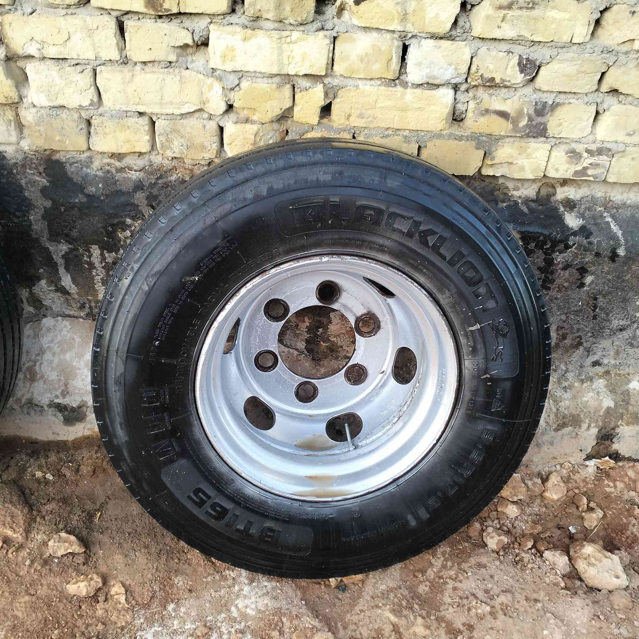 تايرات وياله عدد اربعه زوج ياباني وزج صيني 17سعر 450رقم ***********
