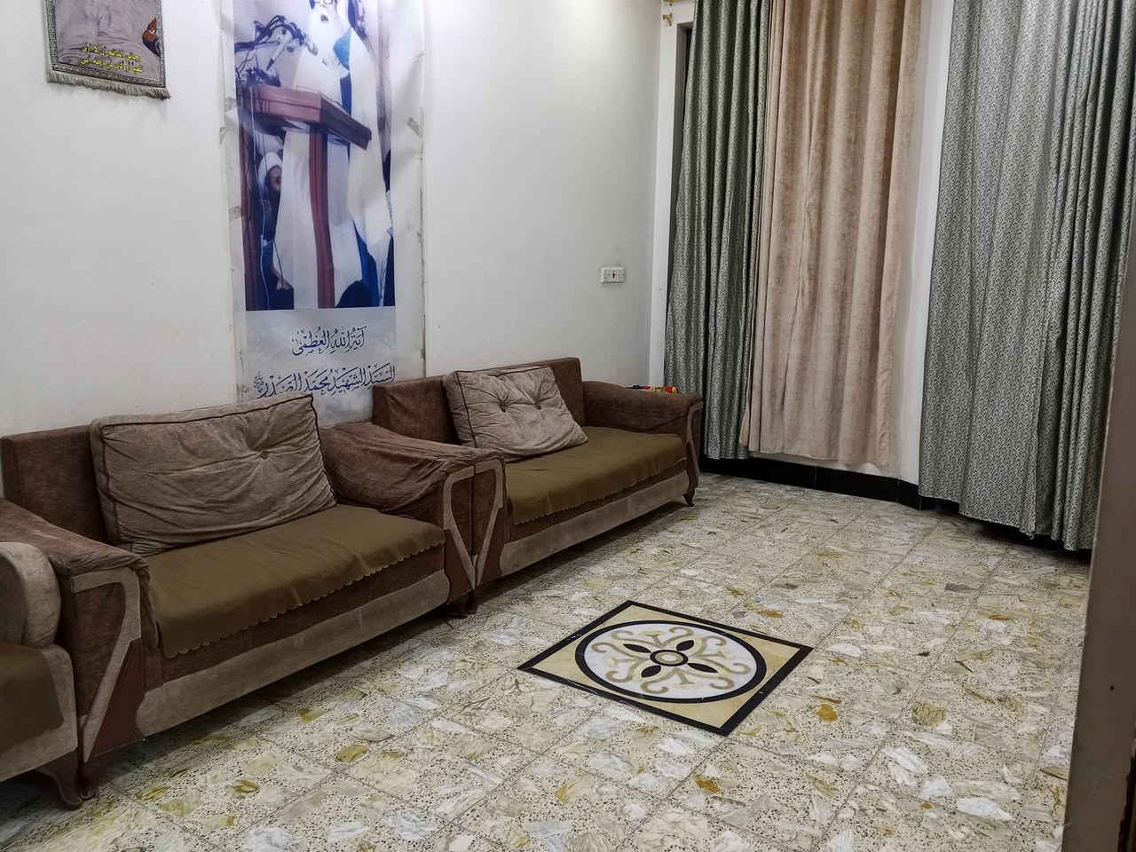 السلام عليكم ورحمة دار للبيع المساحه 125 واجهة 6 وربع نزال 20 طابقين البيت 
نوع العقار طابو ملك صرف البيت على تشجير مساحة التشجير 200 متر الطابق الأول كراج و استقبال+مطبخ+ صاله كبيره+حمام وغرفة نوم كبيره + ترك
الطابق الثاني يحتوي على غرف نوم عدد 2 كبيره+ مطبخ+حمام 
الطابق الثالث بيتونه+سطحين 
العنوان العبيدي الرئاسه شارع 20 المربع الذهبي ثالث مربع في شارع 20 قرب شارع ابو محمد الحداد السعر 250 مليون وبيه مجال رقم صاحب البيت ‏‪***********‬‏
