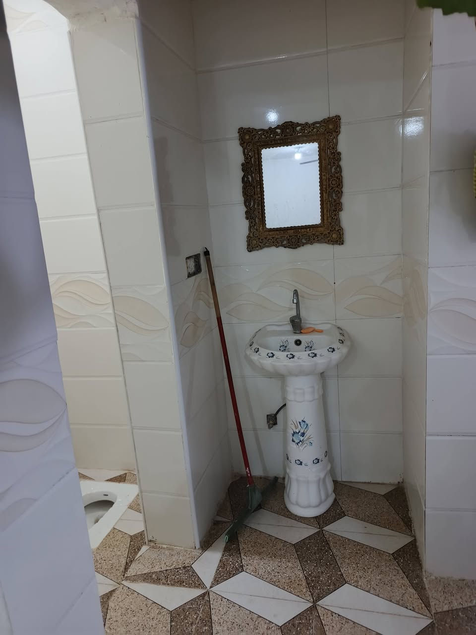 بيت للبيع مساحه 200 زراعي سقف صب بنات بلوك يتكون من غرفتين وصاله واستقبال ومطبخ وصحيات خارجيه وداخلية كله سيراميك ساحه كبيره
موقعه مقابيل قريت الغدير بشارع صب بيت 106 شارع 42
سعر 60
للاستفسار ‏‪***********‬‏
