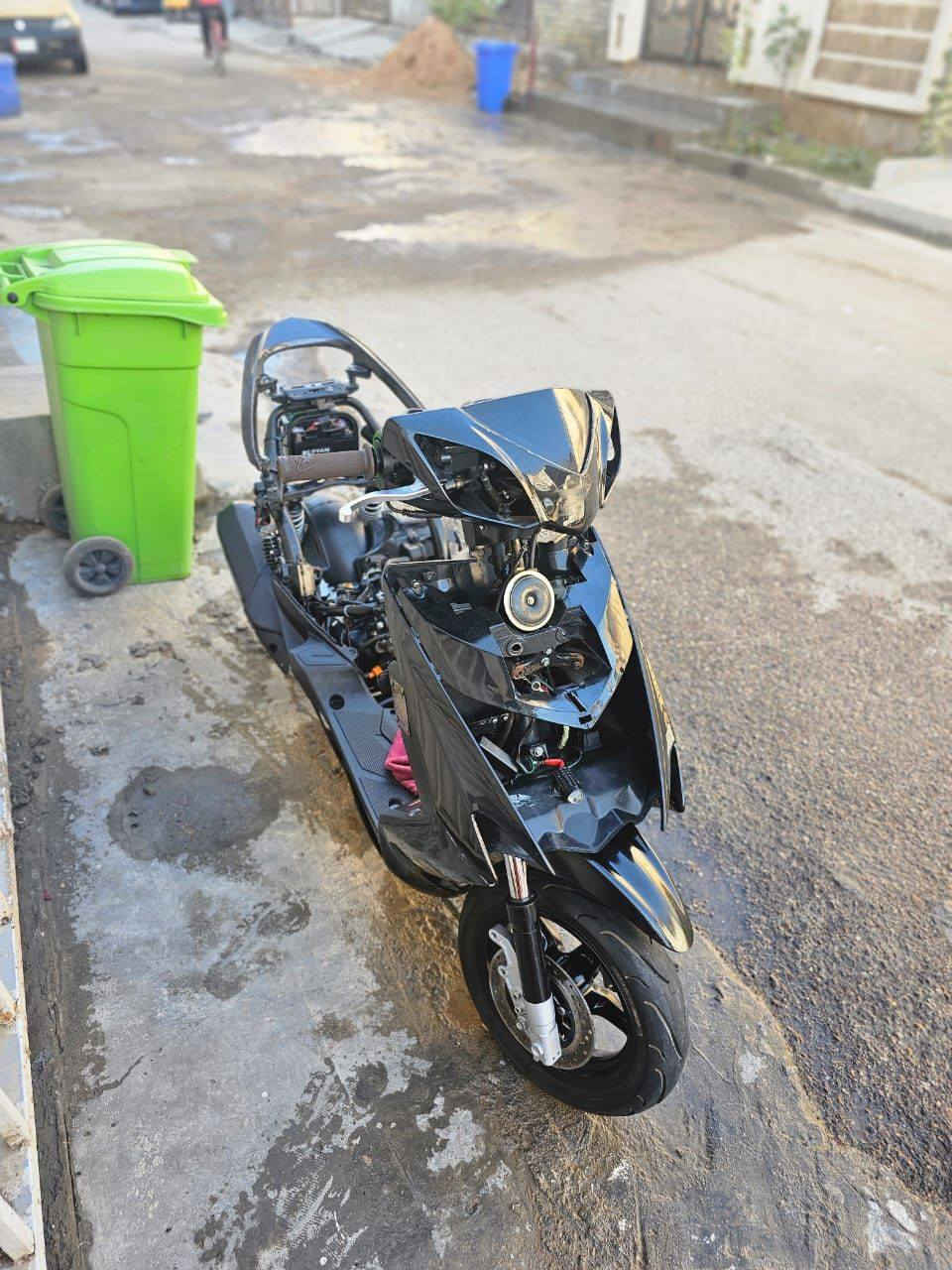 السلام عليكم عندي هاي الدراجة سكنس لد نوزل ياباني بيهة صدر امامي رياضي كلجات رياضية وبيهة سلف برتقالي رياضي وبيهة نواعم رياضية مثل يدات بريك رياضية وقبق فلاوين رياضي واقية مال صالنصة مال شمعة والباقي كلة بلادي وكلة تبديل جديد من رولة كبس بوربرينات جدد ومن بوشة جديدة بلادية والكور ولفات وكام شفت وجواكيج وزنجيل كلة جديد واكسن كلة جديد بس نقصهة كفرات مثل ما اموضح بالصور رايدهة 900 الف الشراي هاذة رقمي عل واتساب *********** مكاني بغداد العبيدي
