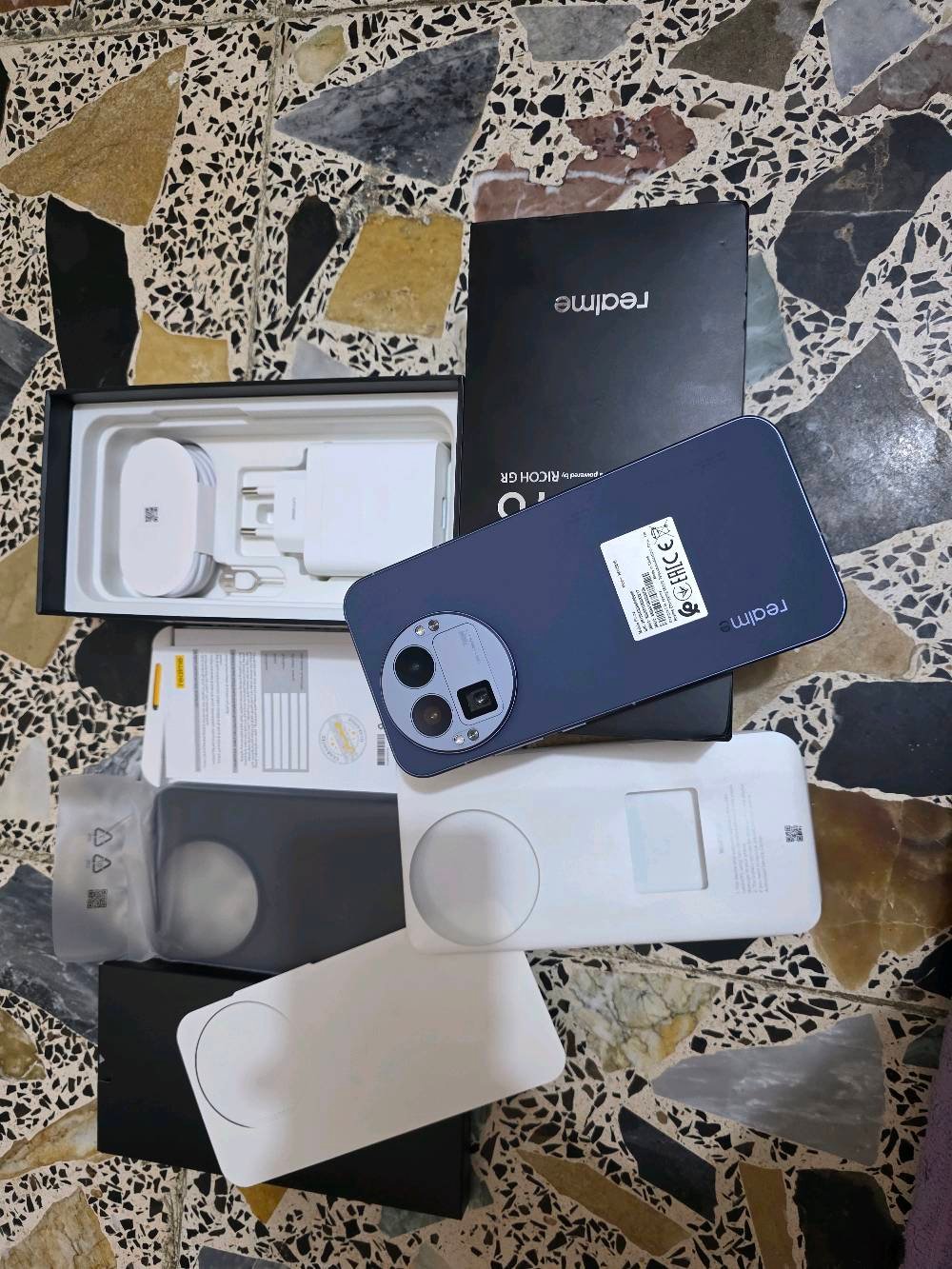 ريلمي gt 8 pro لون بنفسجي نسخة عالمية ذاكرة 512  رام 16 استخدام شهر فقط شرط الملحقات والكفر وكلشي ممستخدم بي للبيع السعر مليون و175 مجال جدا بسيط عنواني بغداد اي استفسار عالرقم *********** ماعندي توصيل
