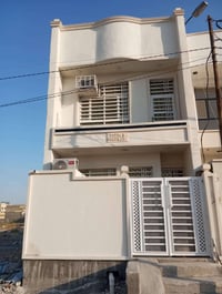 دار للبيع في منطقه العز خلف حلويات الهلالي بجانب مجمع الوافي السكني ال...