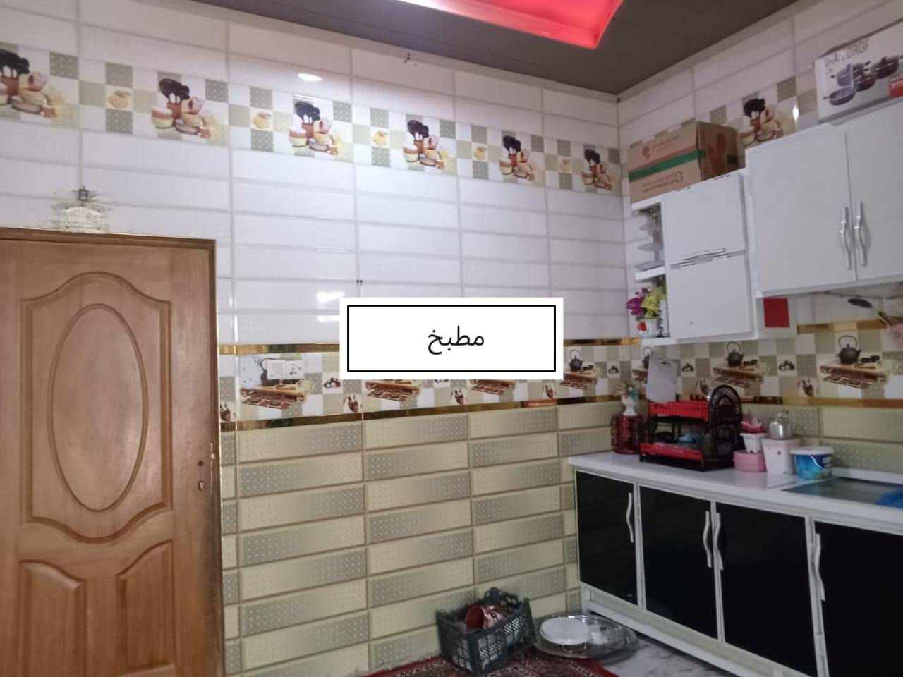 السلام عليكم 
دار للبيع 
مساحه 220 
مكان شارع الفلل الموز قرب صيدليه مروه على الشارع 
السعر 75 مليون أو بي مجال
التواصل ***********
