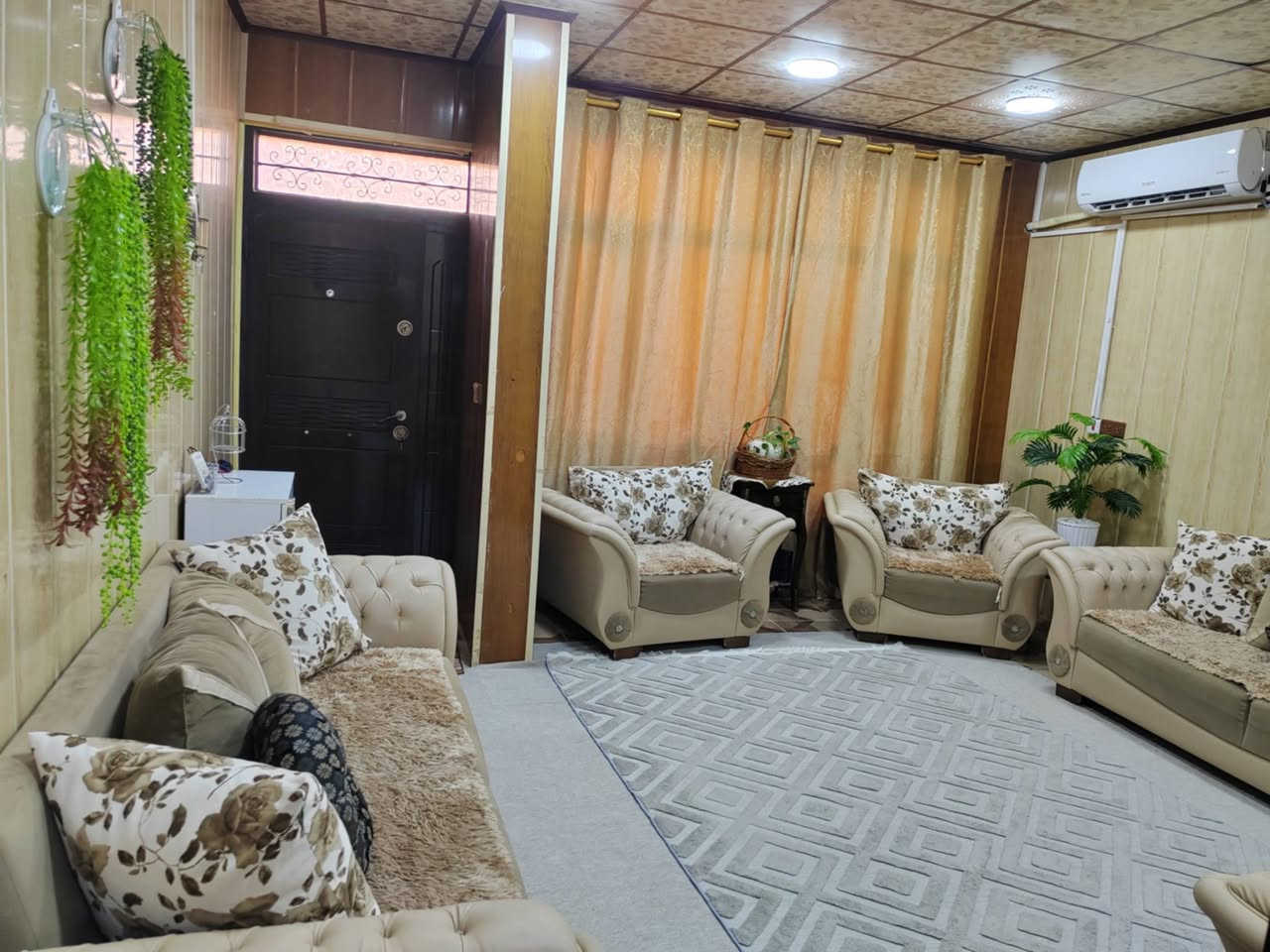 بيت للبيع ١٠٠متر توزيع قائمقام طابق ونص بختياري الاولئ قرب مدرسه روشنا بير
 سقف ثانوي وتغليف جدار وسيراميك غرفه فوك وغرفه جوه مطبخ مفتوح علصاله واستقبال وصحيات
اي استفسار ***********
