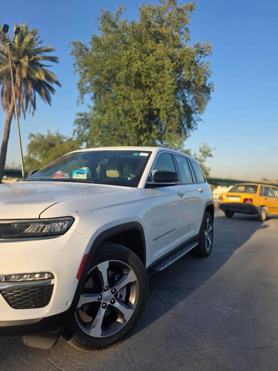 جيب كراند شيروكي 5 راكب لمتد
الموديل: 2024 خليجي وكاله هارلم

المحرك: ‎  V6 3.6L

العداد: 10الف كيلومتر

المواصفات:

* دفع رباعي 4x4. 

* رادار امامي مع مانع تصادم. 

* تحذير الخروج عن المسار . 

* تحذير النقطة عمياء ⚠ .

* نظام تحذير عند التقاطعات.  

* نظام تقليل الضجيج داخل المقصورة. 

* إنارة محيطية. 

* تعديل وضعيات مقود السائق كهربائيا. 

* مرايا تعتيم ذاتي. 

* سقف بانوراما.   

* شاشه كبيرة 10.1 انج . 

* نظام الخرائط (GPS).

* لوحة القيادة بقياس 12 أنچ. 

* شفتات بالستيرن. 

* المصابيح الأمامية LED.

* كشافات الضباب LED. 

* دخول ذكي. 

* بصمة على 5 ابواب للدخول الذكي. 

* تشغيل عن بعد.

* الصندوق الخلفي كهربائي.

* ذاكرة لحفظ وضعيات الجلوس للسائق. 

* المقاعد الأمامية كهربائية.

* المقاعد الأمامية تدفئة وتبريد.

* حساسات امامية. 

* حساسات خلفية. 

* 5 راكب.

* مكيف خلفي

* تدفئة ستيرن. 

* مانع تصادم خلفي.

* بلوتوث تلفون. 

* محدد سرعة. 

* نظام التشغيل والاطفاء الاوتوماتيكي ( Auto Start System ).
مكاني بغداد 
للاستفسار الاتصال على الرقم ***********

‭***********‬

‏‭
