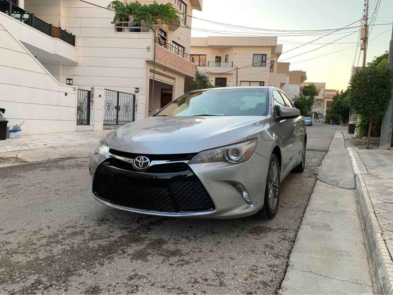 تويتا كامري موديل ٢٠١٧ مه رغوب و پيش كه پس ته نها چاملخي دواي سايه ق بوياخه و دوو ده رگاي سايه ق گوراوه به شه ريكه هه موو شتيكي تازه يه تايه كاني لوكن فه حس و ژينگه ي تا ٢٠٣١ تازه يه به ناوي خومه وه يه سه ياره كه مواسه فات SE  يه اخر موديلي ئه و شكله يه
*********** السليمانية, العراق

