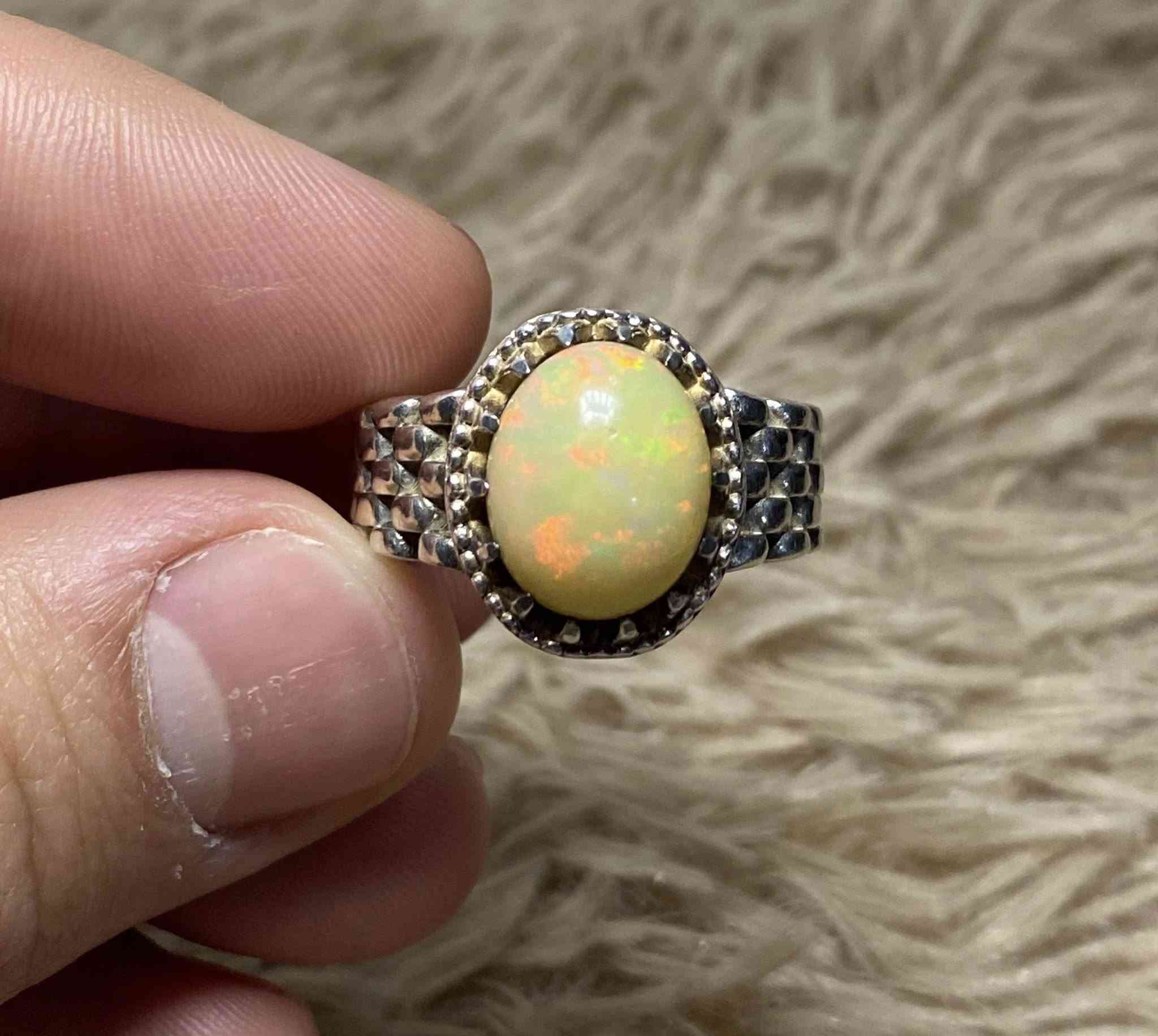 السلام عليكم خاتم اوبال ابيض اثيوبي طبيعي قياس الخاتم (23) للبيع فقط ***********
