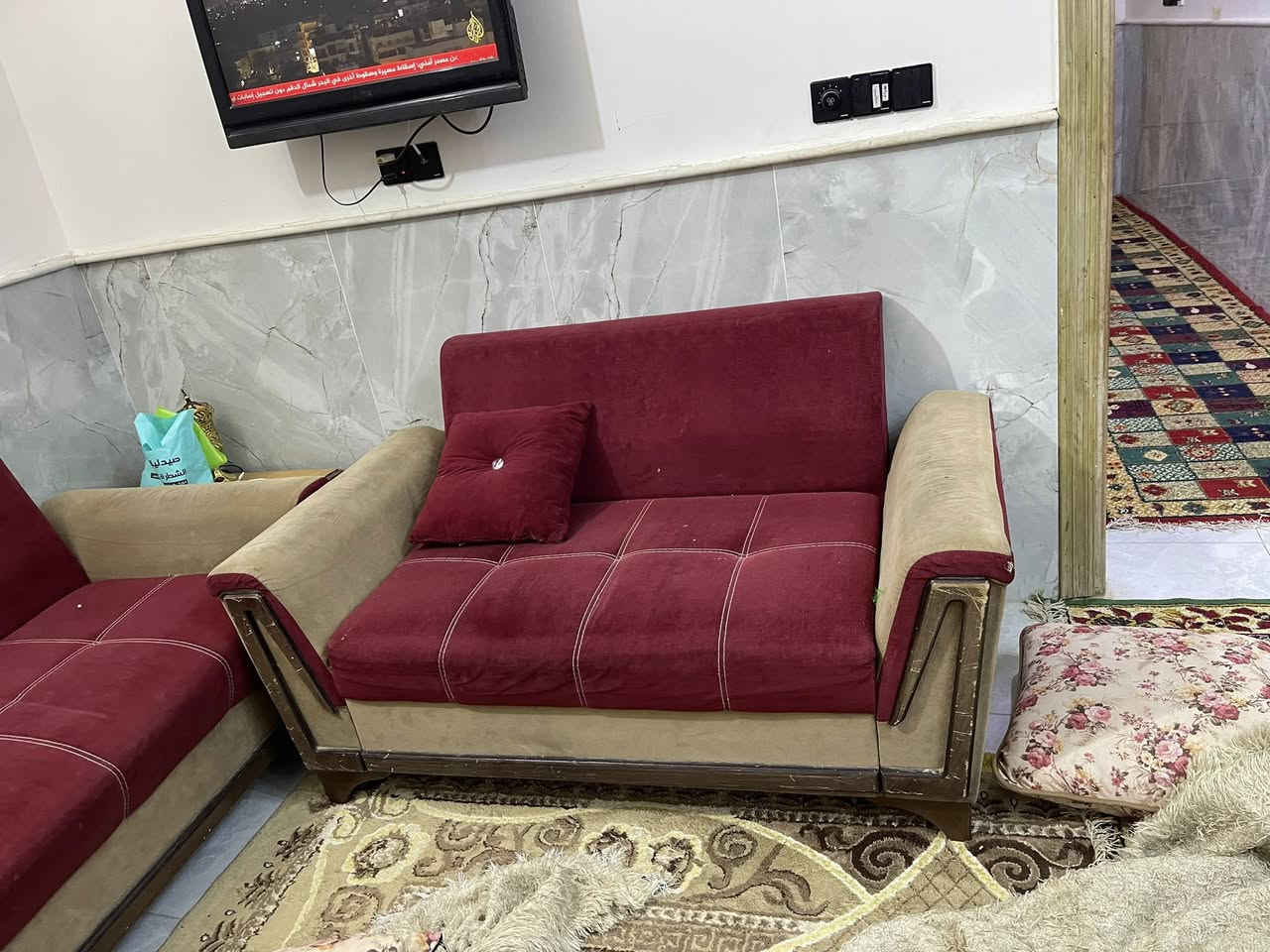 تخم تركي مستخدم مابيه اي ظرر ١٠ مقاعد ٥ قطع  قنفه ثلاثيه  عدد ٢ قنفه ثنائيه عدد. ١ كراسي عدد ٢ السعر ٣٢٥ بيه مجال *********** واتساب اتصال مراسله الصفحه مكاني الشطره
