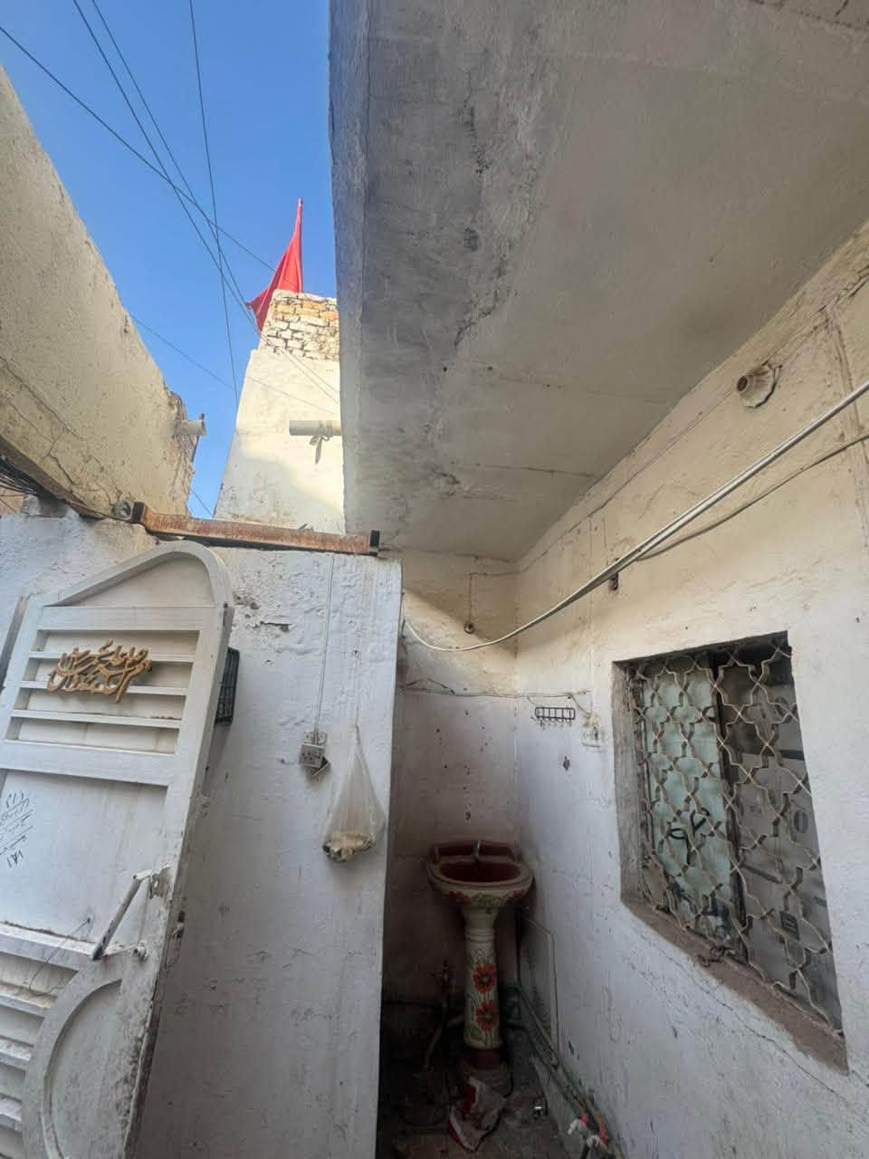 بيت 🏠  الإيجار المشروع شارع عكد الذهب  متكون من استقبال وهول ومطبخ وغرفت نوم وصحيات بره وجوه وصطح 
 ومي وكهرباء علينه اي استفسار ***********
