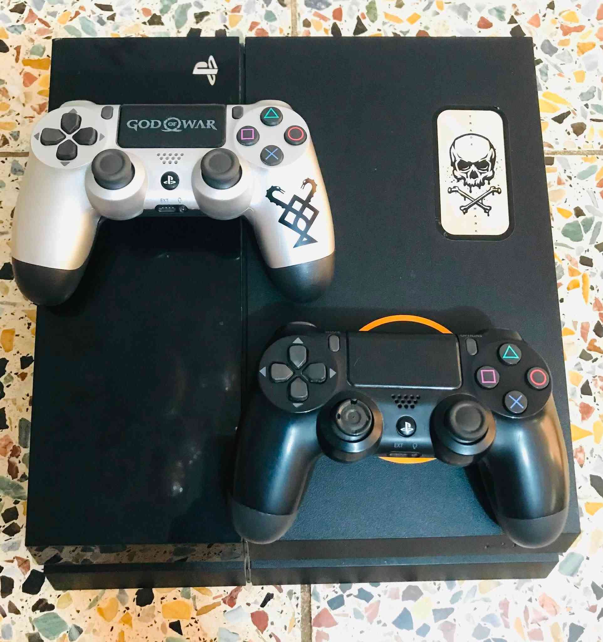 Ps4 fat معدل نظام 10.50
مفتوح للتنظيف فقط وامانة الله معجون اصلي ابو ال٢٥،الف جديد لا صوت ولا حماوة
ذاكرة نص تيرا 
أثنين جوستك 
مع محتوياته

ألعابه:

Pes2007
Gta5
Pes21
Elden ring 
وبيه بعد ٢٥٠كيكا فارغة
مكاني بغداد الكمالية ***********
السعر: ٢٣٠الف نهايته
