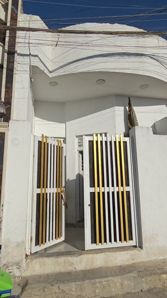 🏡 دار حديث للبيع في حي الغدير الأول 🏡 الموقع المميز والخدمات المتكاملة: 📍 المحافظة: ميسان - العماره 💙 📍 المنطقة: حي الغدير الأولى - مقابل ساحة خضراء مباشرة 🌳 (إطلالة مميزة ومتنفس رائع). 📍: قرب شارع أسواق فطومة. 🧱 مواصفات العقار: 📐 المساحة: 100 متر. 🏗️: طابق واحد (بناء كونكريت صب مركز، درجة أولى). غرفة نوم مريحة 🛏️ صالة داخلية واسعة 🛋️ استقبال ضيوف  🚪 مطبخ جهوزية كاملة 🍳 مجموعتين صحيات 🚽 💵 السعر: 110 مليون دينار عراقي (قابل للتفاوض الجاد). 📞 للاستفسار والتواصل: للمزيد من المعلومات أو لتنسيق موعد لمعاينة العقار على أرض الواقع، يرجى الاتصال بنا: ☎️ رقم الهاتف: *********** 🤳 واتساب أو اتصال مباشر أهلاً وسهلاً بكم في مكتبنا دائماً لخدمتكم.
