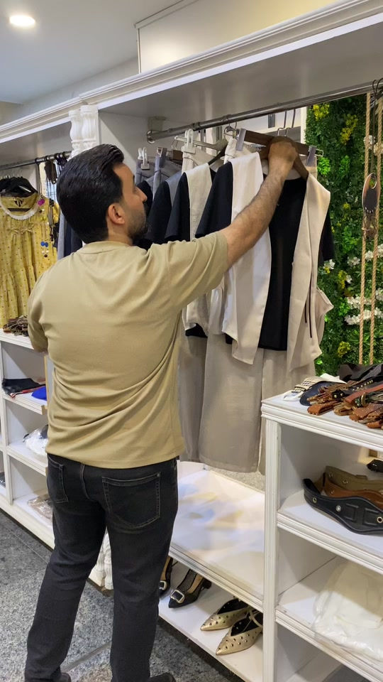 لا يفوتج هذا الفيديو …!!!! ‼️  بس موديل كلش حلو وستايل يجنن تعالي شوفي 👀.. سعر التوصيل 5 الاف دينار  بغداد وكل المحافظات  العنوان : بغداد الدورة سوق الاثوريين شارع نادي المجتمع العائلي رقم الهاتف ***********___***********  . . . . . . . #ملابس #ازياء #اكسبلور 
