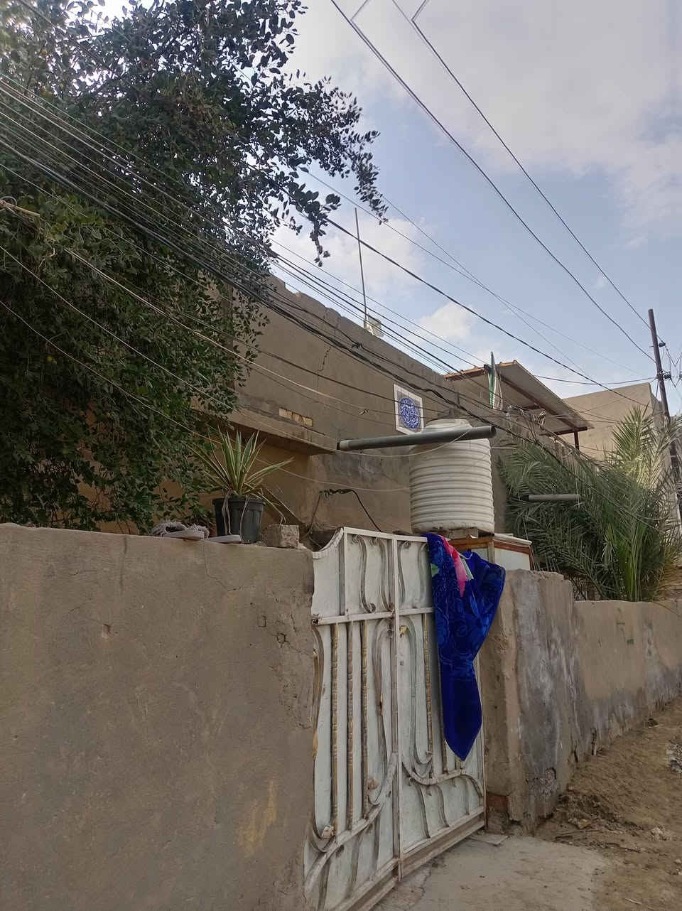 ____السلام عليكم _____
____السلام عليكم _____
🔰دار للبيع طابو صرف 

البيت كونكريت مسلح بناء طابوق جمهوري 

🔰المساحة 240متر

الموقع حي الحسين خلف مدرسه مكه المكرمه

يتكون من ثلاث غرف نوم +صاله +استقبال+مطبخ+يحتوي على حديقه مساحتها 100متر

مقابيله ساحه متنزه تبليط مجاري جديده

قريب عن الشارع حي الحسين العام مسافه 100متر

وأيضآ يبعد عن شارع الجمعيه 200متر
للاتصال على الارقام التاليه ***********

***********
