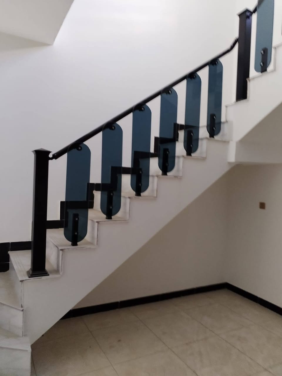 بيت جديد في الدورة - البوعيثة - مجمع السلطان الأول

للبيع بيت جديد في مجمع السلطان الأول بالبوعيثة، بمساحة 100 متر مربع  يُشمل:
- استقبال
- 2 غرفتي نوم
-مطبخ
-هول داخلي
- 2 حمام
بسعر مميز : 132 مليون دينار قابل للتفاوض
تصميم مناسب العائلة ، يوفر البيت مساحة مُريحة وموقعاً مميزاً
للتواصل: [***********]
متوفر واتساب :
https://wa.me/9647708987125 بغداد, العراق
